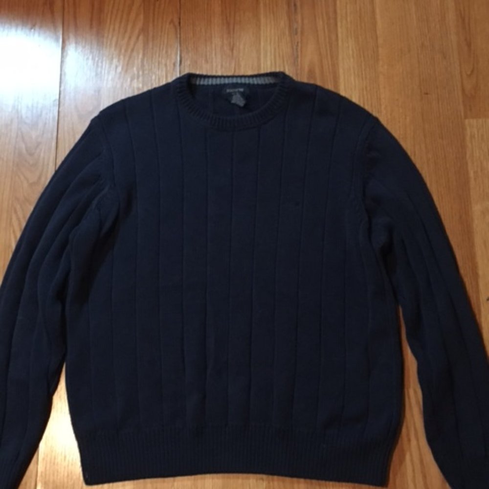 Dark blue sweater with long sleeves